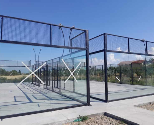 Montaza staklenog padel terena